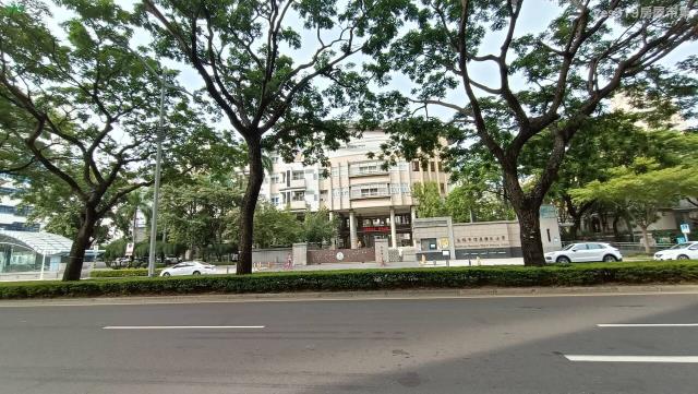 高雄新興區大樓-14