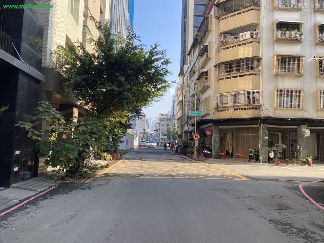 高雄新興區透天-14